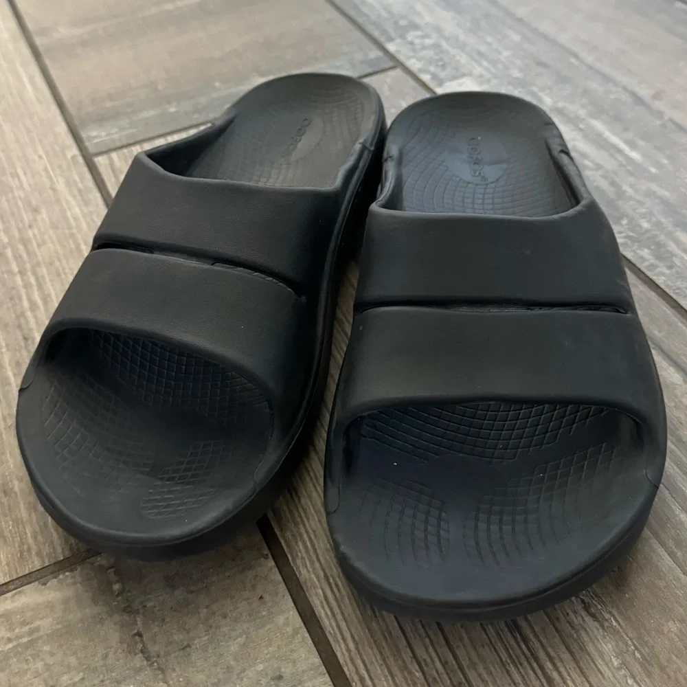 Oofos OOahh Slide Sandal in Black size Men’s 9 or Women’s 11